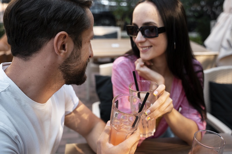 0_close-up-friends-table-with-drinks